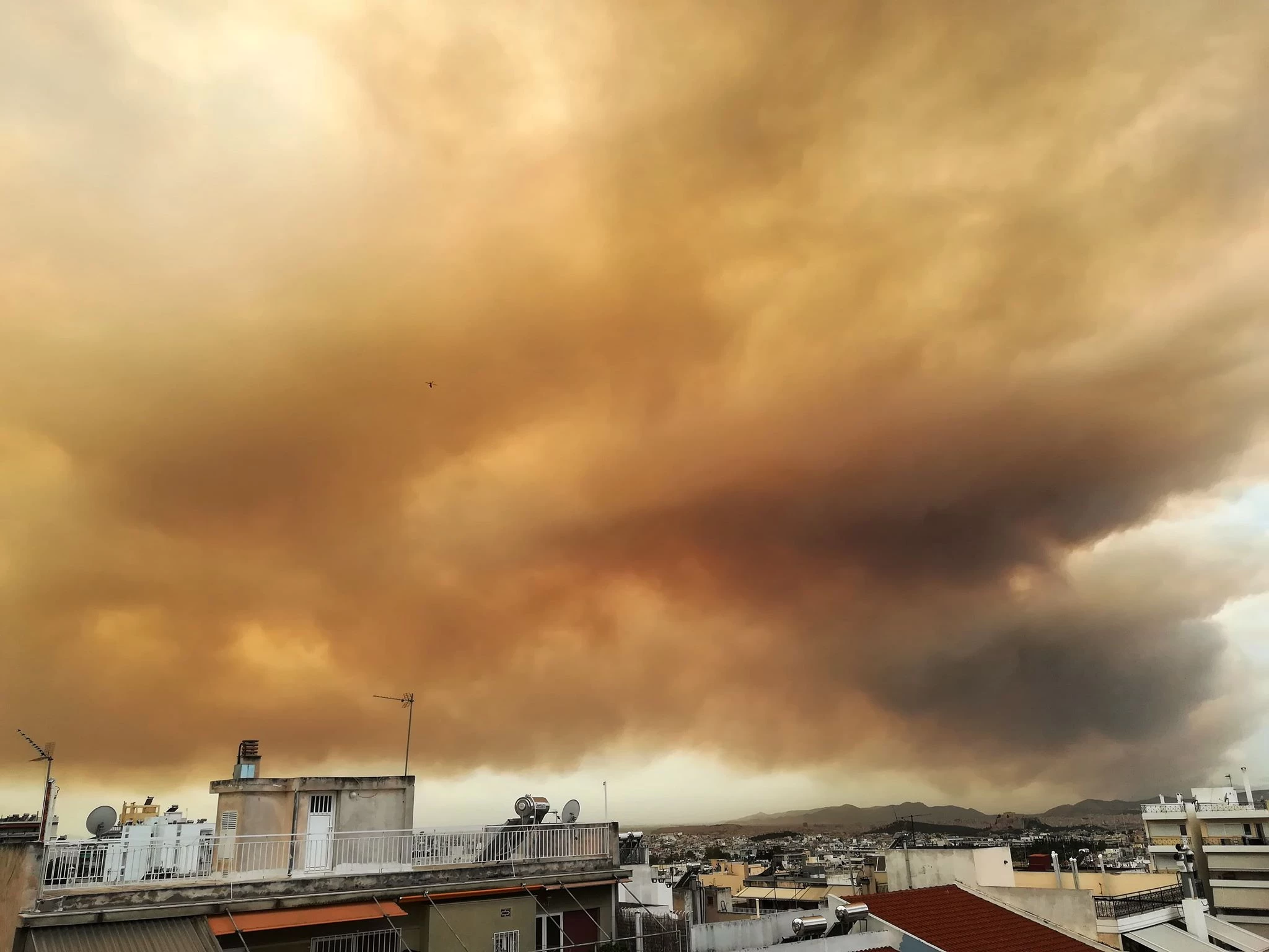 «Είδα με τα μάτια μου 200 οχήματα και πάνω από 100 σπίτια να καίγονται»: Δραματική η κατάσταση σε Μάτι, Νέο Βουτζά και Κινέτα (Εικόνες-Βίντεο)